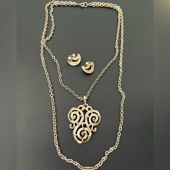 Vintage Trifari Gold Swirl Necklace and Earring Set - Picture 2 of 5